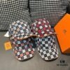 692fb5e899f2d84055c8746b Box and cloth bag included, HERMÈS (Hermès) new original order baseball cap, H embroidery plaid design, authentic mold custom-made, premium breathable canvas fabric with genuine top-layer leather, original factory stainless steel adjustment buckle, exquisite craftsmanship, stylish and handsome with outstanding quality!
