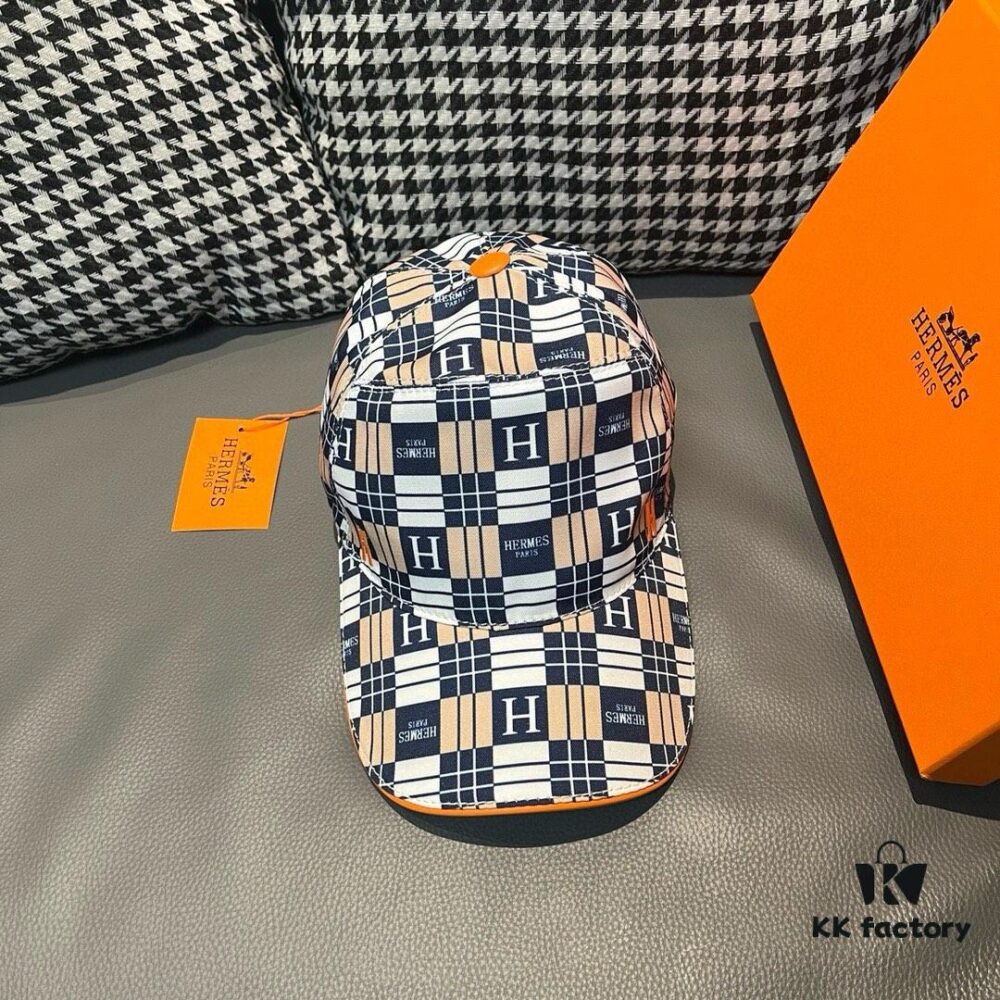 692fb5e999f2d84055c8746e Box with cloth bag, HERMÈS new original single baseball cap, H embroidery plaid design, genuine mold custom-made, authentic breathable canvas fabric + top-layer cowhide, original factory stainless steel adjustable buckle, exquisite craftsmanship, stylish and handsome, excellent quality!