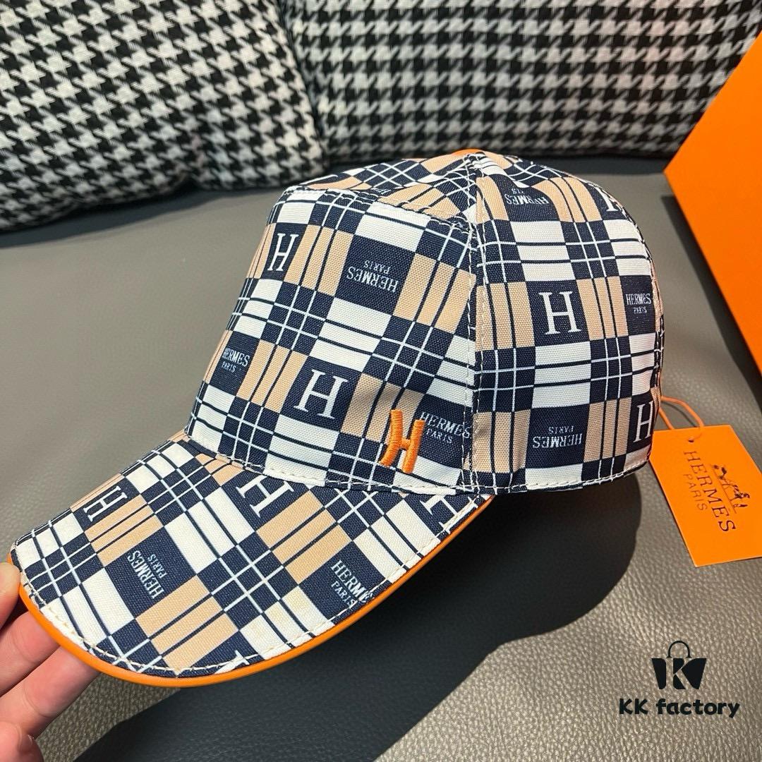692fb5ec99f2d84055c87472 Box with cloth bag, HERMÈS new original single baseball cap, H embroidery plaid design, genuine mold custom-made, authentic breathable canvas fabric + top-layer cowhide, original factory stainless steel adjustable buckle, exquisite craftsmanship, stylish and handsome, excellent quality!