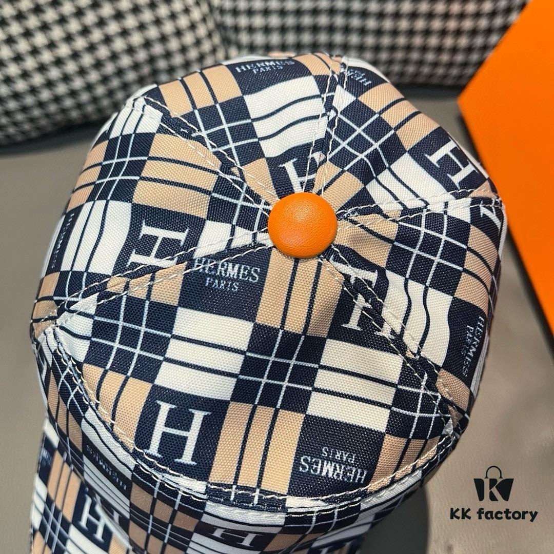 692fb5ed99f2d84055c87475 Box with cloth bag, HERMÈS new original single baseball cap, H embroidery plaid design, genuine mold custom-made, authentic breathable canvas fabric + top-layer cowhide, original factory stainless steel adjustable buckle, exquisite craftsmanship, stylish and handsome, excellent quality!