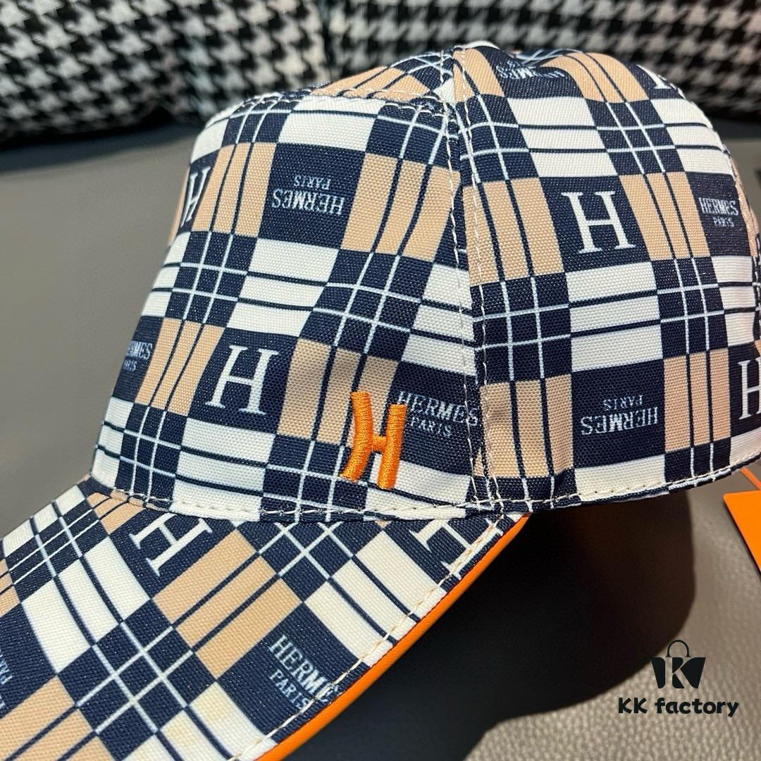 692fb5ee99f2d84055c87477 Box with cloth bag, HERMÈS new original single baseball cap, H embroidery plaid design, genuine mold custom-made, authentic breathable canvas fabric + top-layer cowhide, original factory stainless steel adjustable buckle, exquisite craftsmanship, stylish and handsome, excellent quality!