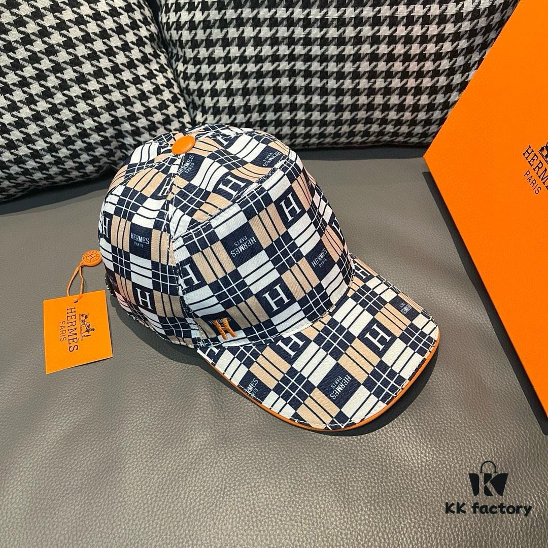 692fb5f599f2d84055c87482 Box with cloth bag, HERMÈS new original single baseball cap, H embroidery plaid design, genuine mold custom-made, authentic breathable canvas fabric + top-layer cowhide, original factory stainless steel adjustable buckle, exquisite craftsmanship, stylish and handsome, excellent quality!