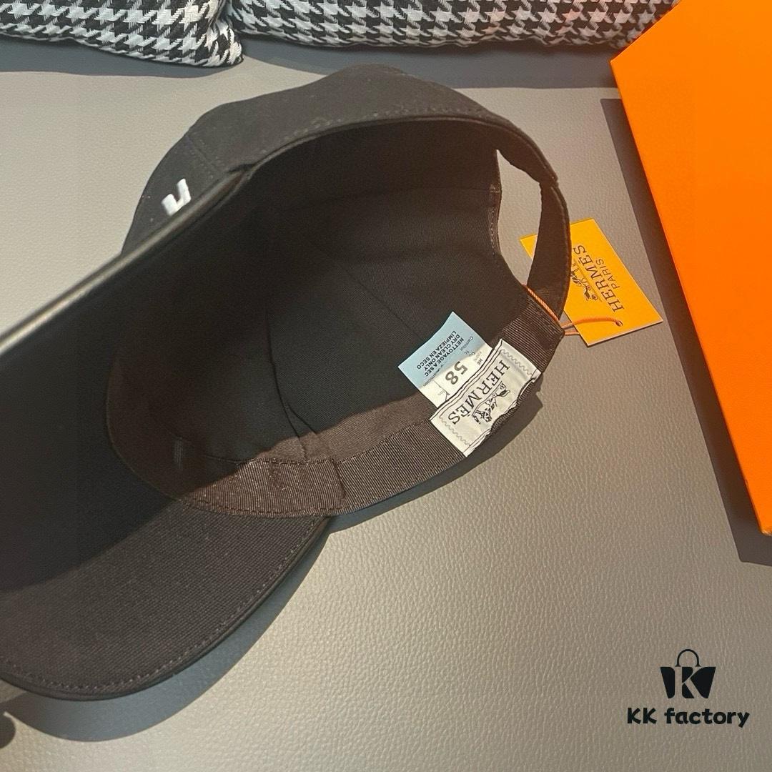 692fb60499f2d84055c87499 Box and Cloth Bag Included, HERMÈS Original Order Baseball Cap, Classic H Design, Genuine Mold Custom Made, Premium Breathable Canvas Fabric with Top Layer Leather, Original Factory Stainless Steel Adjustable Buckle, Exquisite Craftsmanship, Stylish and High Quality
