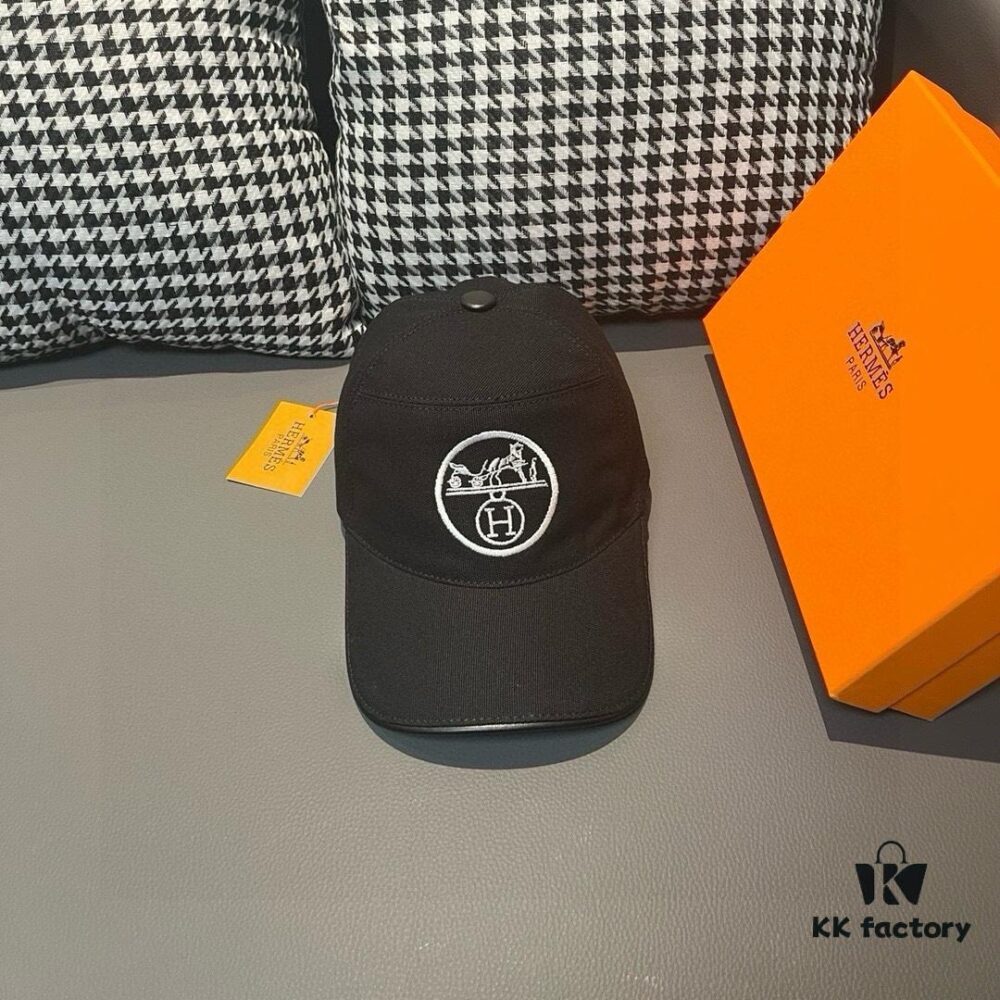 692fb60599f2d84055c8749b Box and cloth bag included, HERMÈS original order baseball cap, classic H design, authentic mold custom-made, premium breathable canvas fabric with top-layer cowhide, original factory stainless steel adjustable buckle, exquisite craftsmanship, stylish and handsome, outstanding quality
