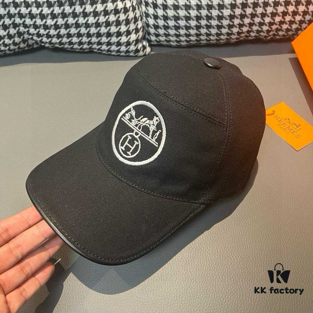 692fb60899f2d84055c874a2 Box and cloth bag included, HERMÈS original order baseball cap, classic H design, authentic mold custom-made, premium breathable canvas fabric with top-layer cowhide, original factory stainless steel adjustable buckle, exquisite craftsmanship, stylish and handsome, outstanding quality