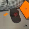 692fb6a999f2d84055c8758d Box and Cloth Bag Included, HERMÈS Original Quality Baseball Cap, Classic H Design, Authentic Mold Custom Made, Premium Canvas Fabric with Genuine Top-Layer Leather, Original Factory Stainless Steel Adjustable Buckle, Exquisite Craftsmanship, Stylish and High Quality