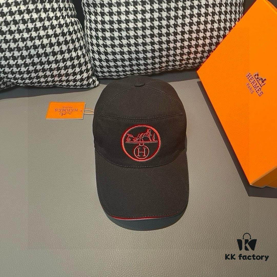 692fb6a999f2d84055c8758e Box and Cloth Bag Included, HERMÈS Original Quality Baseball Cap, Classic H Design, Authentic Mold Custom Made, Premium Canvas Fabric with Genuine Top-Layer Leather, Original Factory Stainless Steel Adjustable Buckle, Exquisite Craftsmanship, Stylish and High Quality