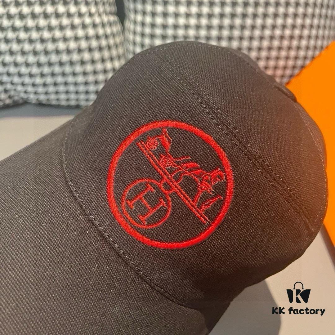 692fb6ab99f2d84055c87590 Box and Cloth Bag Included, HERMÈS Original Quality Baseball Cap, Classic H Design, Authentic Mold Custom Made, Premium Canvas Fabric with Genuine Top-Layer Leather, Original Factory Stainless Steel Adjustable Buckle, Exquisite Craftsmanship, Stylish and High Quality