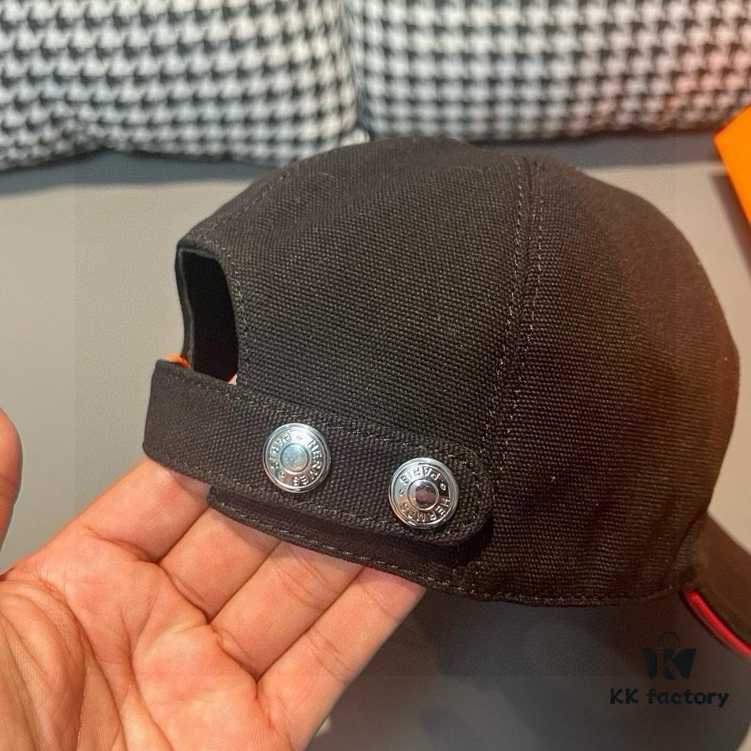 692fb6ad99f2d84055c87593 Box and Cloth Bag Included, HERMÈS Original Quality Baseball Cap, Classic H Design, Authentic Mold Custom Made, Premium Canvas Fabric with Genuine Top-Layer Leather, Original Factory Stainless Steel Adjustable Buckle, Exquisite Craftsmanship, Stylish and High Quality