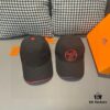 692fb6af99f2d84055c87595 Box and Cloth Bag Included, HERMÈS Original Quality Baseball Cap, Classic H Design, Authentic Mold Custom Made, Premium Canvas Fabric with Genuine Top-Layer Leather, Original Factory Stainless Steel Adjustable Buckle, Exquisite Craftsmanship, Stylish and High Quality