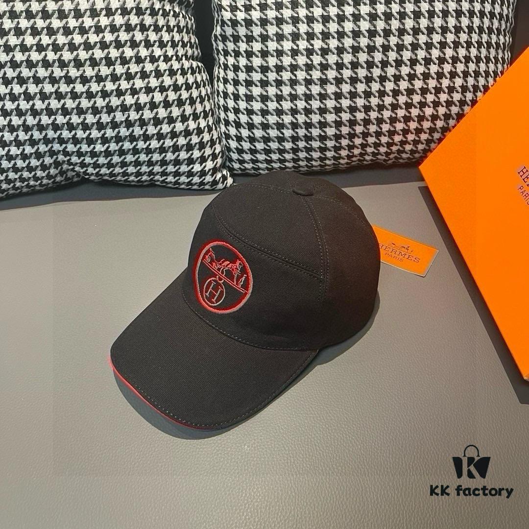 692fb6c899f2d84055c875bf Box and Cloth Bag Included, HERMÈS Original Quality Baseball Cap, Classic H Design, Authentic Mold Custom Made, Premium Canvas Fabric with Genuine Top-Layer Leather, Original Factory Stainless Steel Adjustable Buckle, Exquisite Craftsmanship, Stylish and High Quality