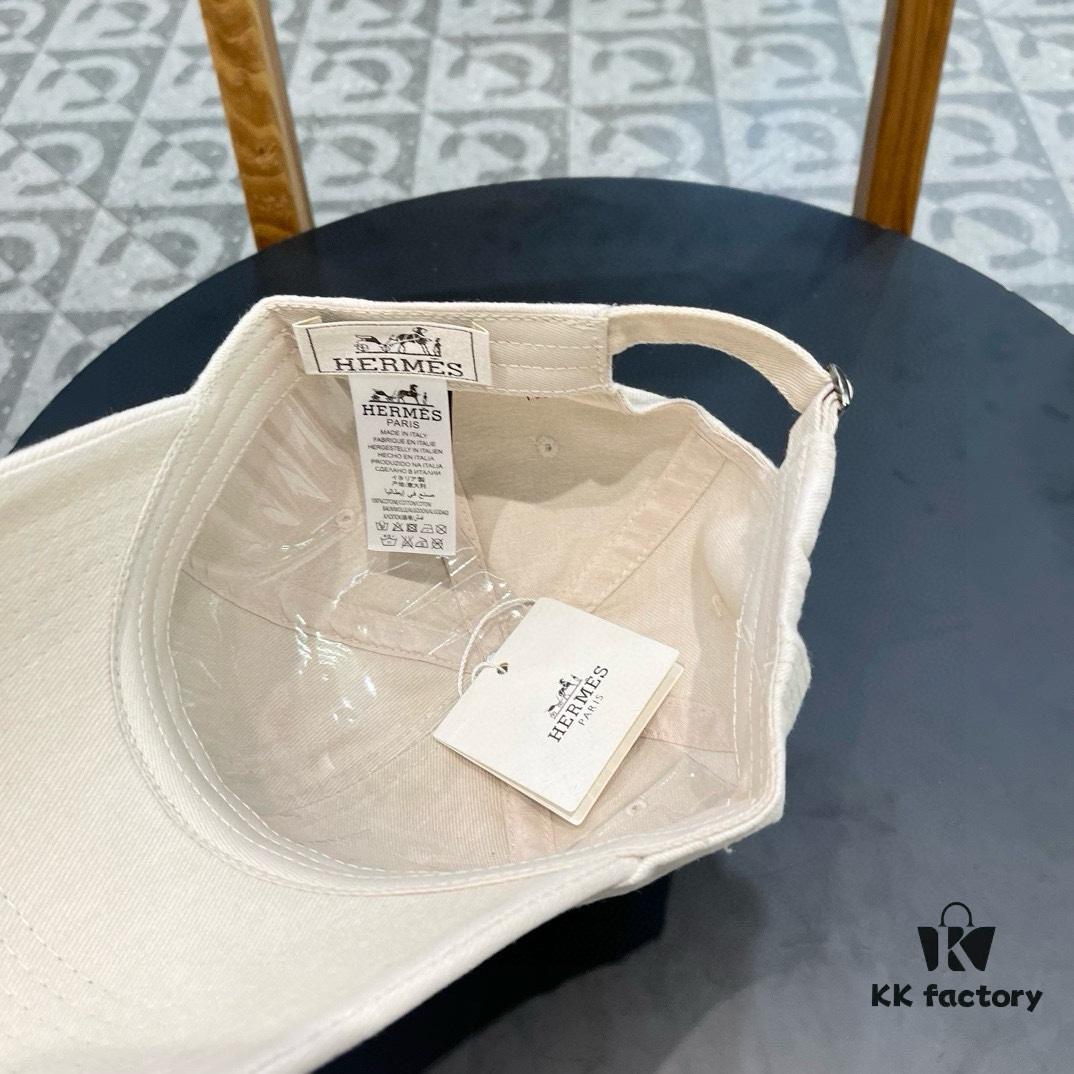 New Arrival HERMÈS Latest Original Quality Baseball Cap, Color-Blocked H Design, Premium Craftsmanship with Authentic Molded Customization, Original Breathable Canvas Fabric and Factory Stainless Steel Adjustable Buckle, Exquisite Workmanship, Stylish and High-Quality