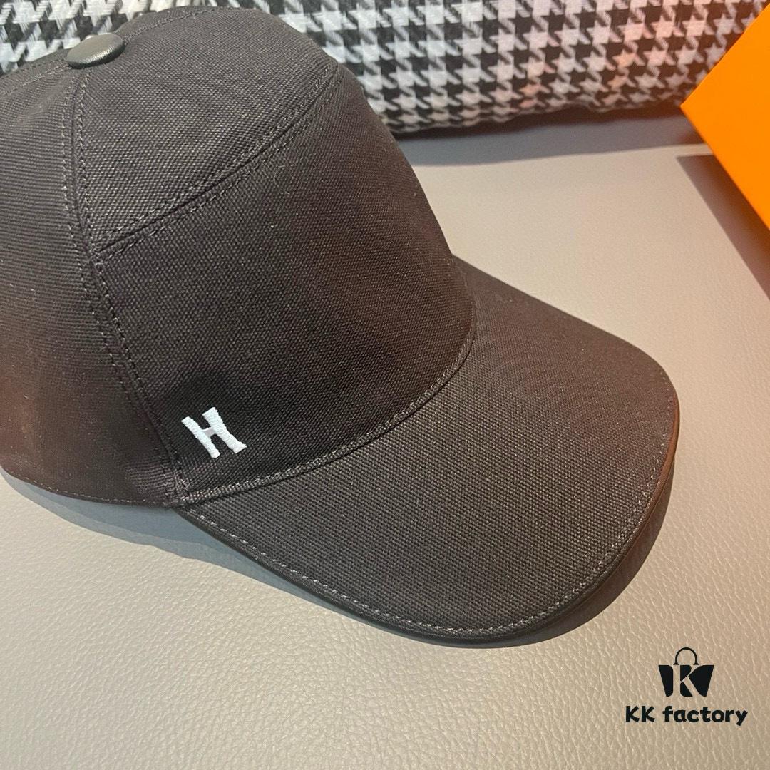 692fb73e99f2d84055c8766f Box and cloth bag included, HERMÈS (Hermes) original order baseball cap, classic H design, authentic mold-customized breathable canvas fabric with genuine top-layer leather, factory-original steel adjustable buckle, exquisite craftsmanship, stylish and high quality