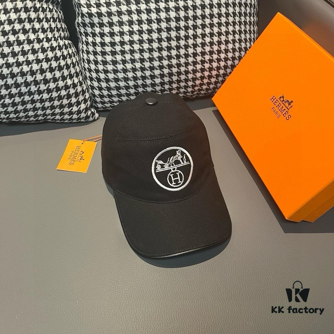 692fb74299f2d84055c87675 Box and cloth bag included, HERMÈS (Hermes) original order baseball cap, classic H design, genuine mold custom-made, authentic breathable canvas fabric + top-grain cowhide, original factory stainless steel adjustment buckle, exquisite craftsmanship, stylish and handsome with outstanding quality!