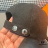 692fb74499f2d84055c8767a Box and cloth bag included, HERMÈS (Hermes) original order baseball cap, classic H design, genuine mold custom-made, authentic breathable canvas fabric + top-grain cowhide, original factory stainless steel adjustment buckle, exquisite craftsmanship, stylish and handsome with outstanding quality!