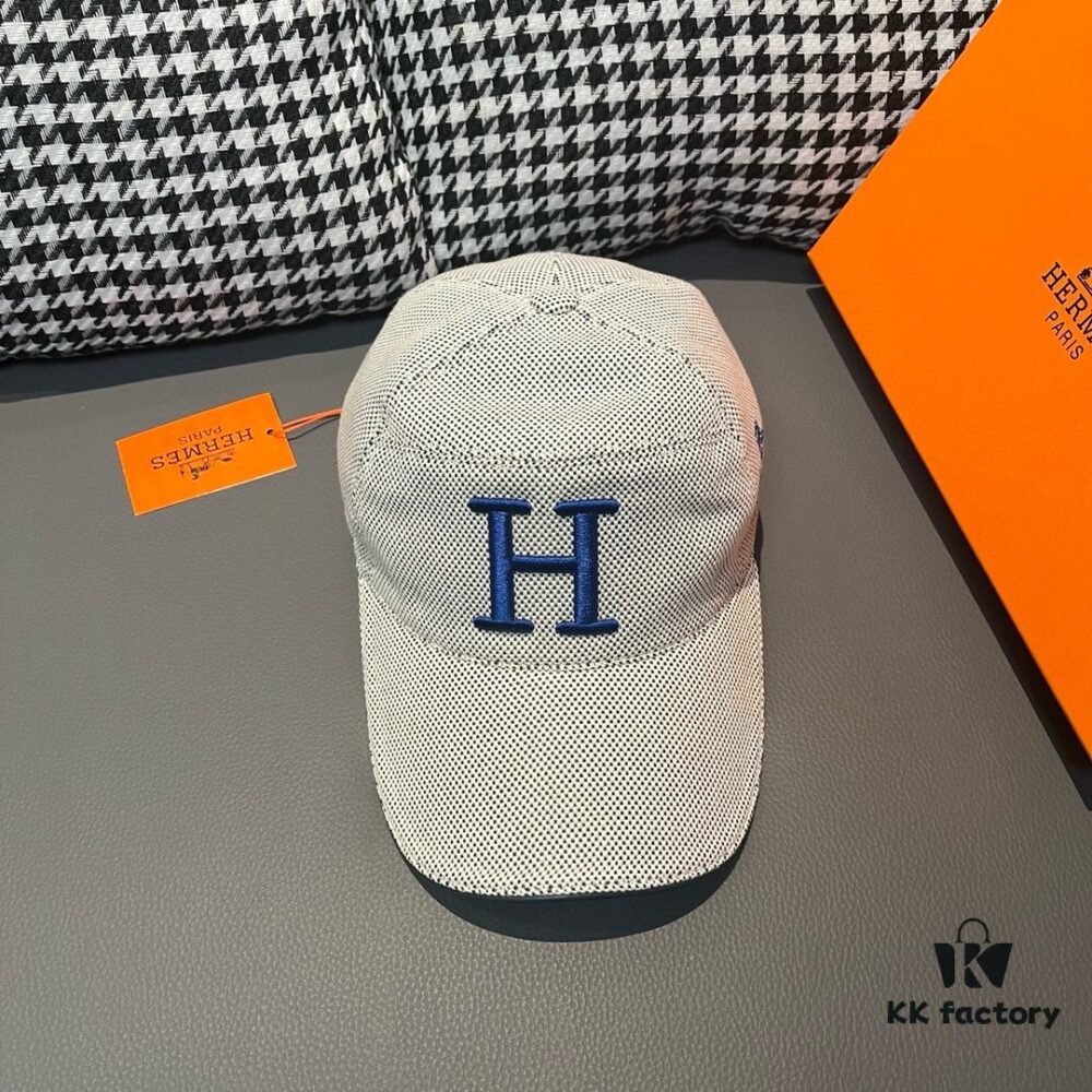 692fb77799f2d84055c876c1 Box and Cloth Bag Included, HERMÈS Original Design Baseball Cap, Classic H Logo, Authentic Mold Custom Made, Premium Canvas Fabric with Top Layer Leather, Original Factory Stainless Steel Adjustable Buckle, Exquisite Craftsmanship, Stylish and High Quality