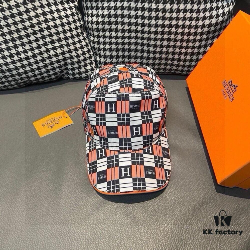 Box and cloth bag included, HERMÈS (Hermès) new original order baseball cap with H embroidery plaid design, genuine mold custom-made, authentic breathable canvas fabric + top-layer cowhide, original factory stainless steel adjustable buckle, exquisite craftsmanship, stylish and handsome with outstanding quality!