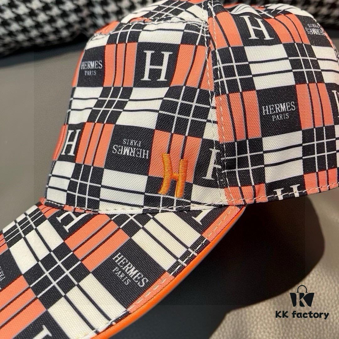 692fb8cf99f2d84055c87847 Box and cloth bag included, HERMÈS (Hermès) new original order baseball cap with H embroidery plaid design, genuine mold custom-made, authentic breathable canvas fabric + top-layer cowhide, original factory stainless steel adjustable buckle, exquisite craftsmanship, stylish and handsome with outstanding quality!