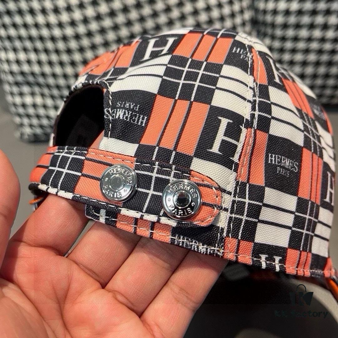 692fb8d299f2d84055c8784a Box and cloth bag included, HERMÈS (Hermès) new original order baseball cap with H embroidery plaid design, genuine mold custom-made, authentic breathable canvas fabric + top-layer cowhide, original factory stainless steel adjustable buckle, exquisite craftsmanship, stylish and handsome with outstanding quality!