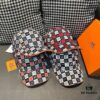 692fb8d399f2d84055c8784b Box and cloth bag included, HERMÈS (Hermès) new original order baseball cap with H embroidery plaid design, genuine mold custom-made, authentic breathable canvas fabric + top-layer cowhide, original factory stainless steel adjustable buckle, exquisite craftsmanship, stylish and handsome with outstanding quality!