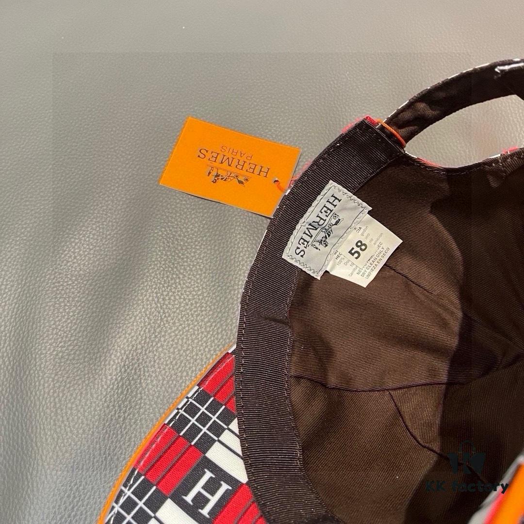 692fb8d799f2d84055c87851 Box and Cloth Bag Included, HERMÈS New Original Single Baseball Cap with H Embroidered Checkered Design, Authentic Mold Customized, Premium Breathable Canvas Fabric with Top-Grain Leather, Original Factory Stainless Steel Adjustable Buckle, Exquisite Craftsmanship, Stylish and High Quality