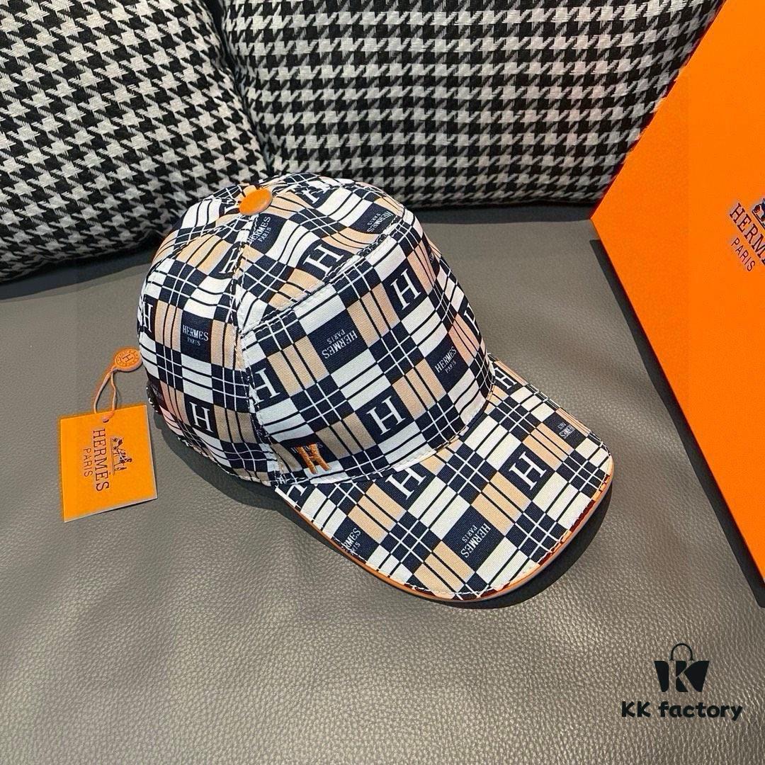 692fb8db99f2d84055c87857 Box and cloth bag included, HERMÈS (Hermès) new original order baseball cap with H embroidery checkered design, genuine leather mold custom-made, original breathable canvas fabric + top-layer cowhide, factory fine steel adjustable buckle, exquisite craftsmanship, stylish and handsome with outstanding quality!