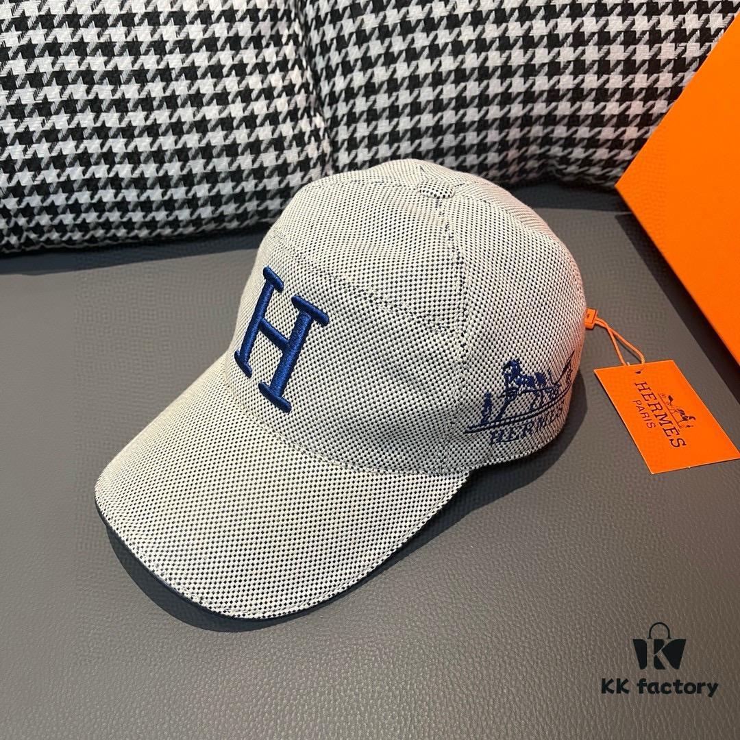 692fb90b99f2d84055c87891 Box and Cloth Bag Included, HERMÈS Original Quality Baseball Cap, Classic H Design, Authentic Mold Custom Made, Premium Canvas Fabric with Genuine Top-Layer Leather, Original Factory Stainless Steel Adjustable Buckle, Exquisite Craftsmanship, Stylish and High-Quality