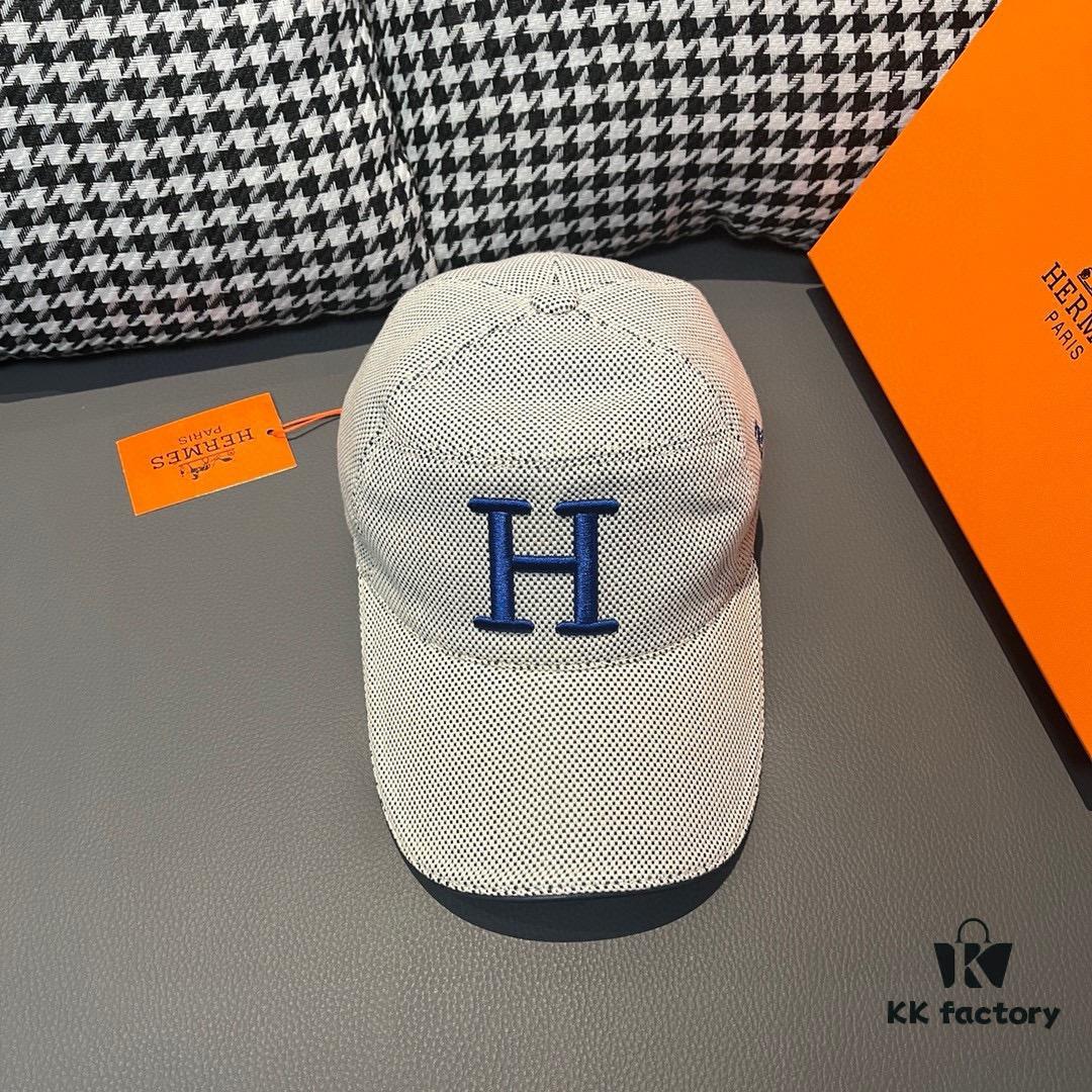 692fb90b99f2d84055c87892 Box and Cloth Bag Included, HERMÈS Original Quality Baseball Cap, Classic H Design, Authentic Mold Custom Made, Premium Canvas Fabric with Genuine Top-Layer Leather, Original Factory Stainless Steel Adjustable Buckle, Exquisite Craftsmanship, Stylish and High-Quality