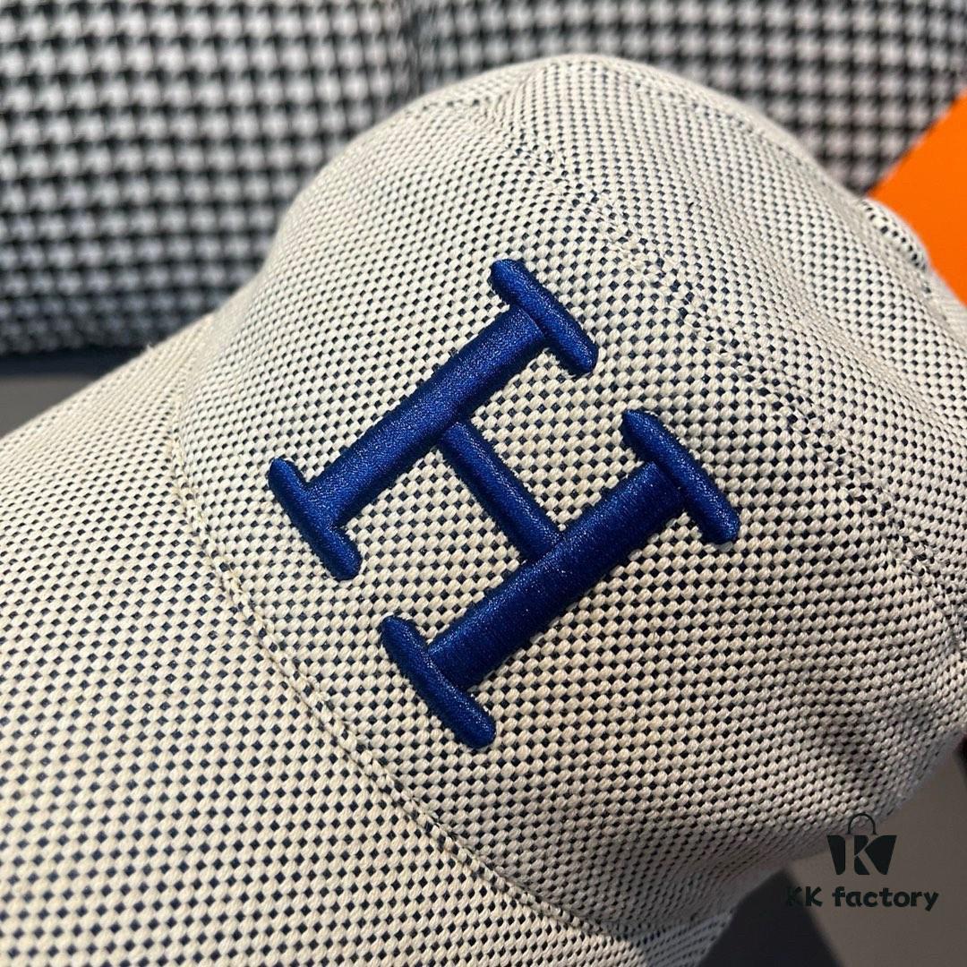 692fb90e99f2d84055c87896 Box and Cloth Bag Included, HERMÈS Original Quality Baseball Cap, Classic H Design, Authentic Mold Custom Made, Premium Canvas Fabric with Genuine Top-Layer Leather, Original Factory Stainless Steel Adjustable Buckle, Exquisite Craftsmanship, Stylish and High-Quality