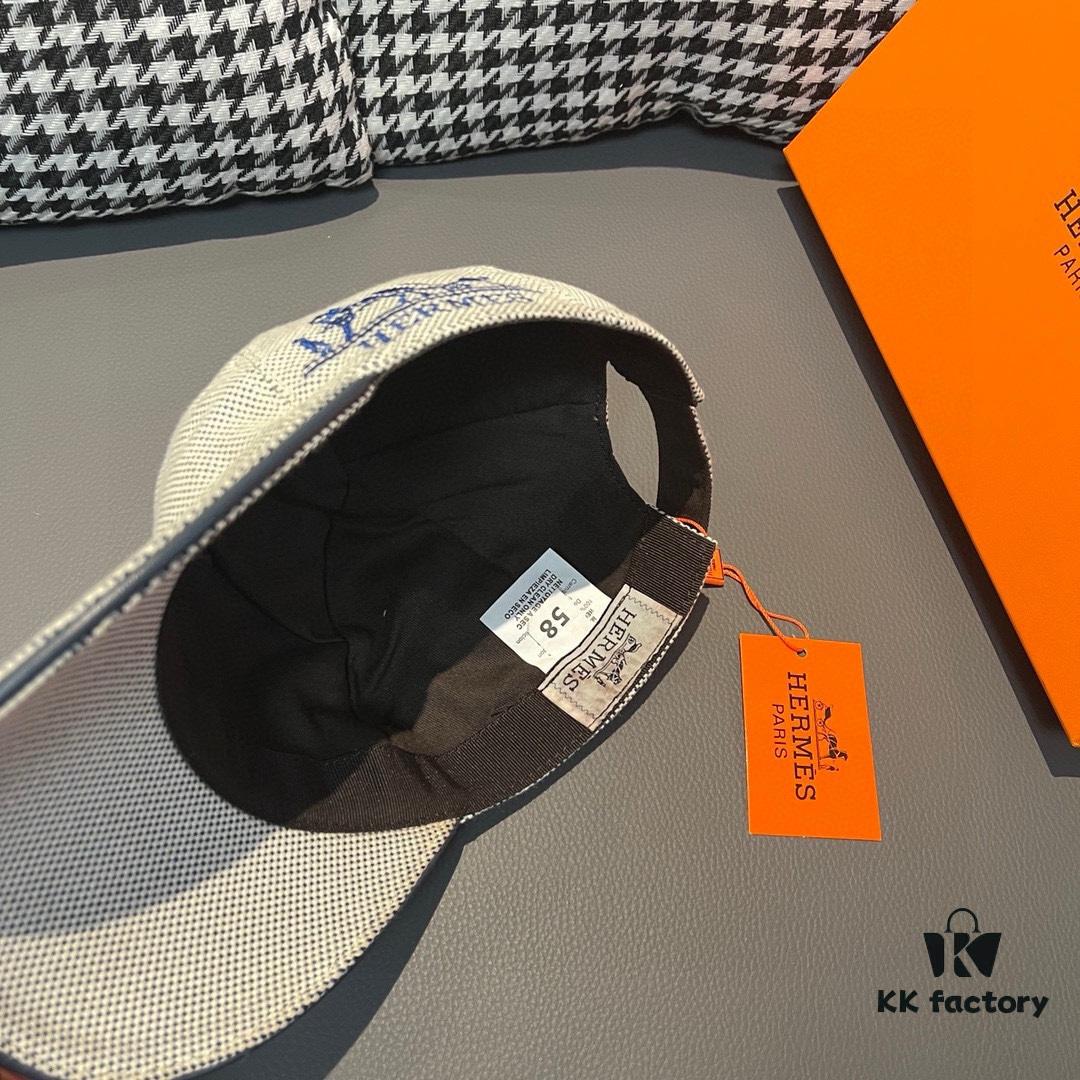692fb90f99f2d84055c87897 Box and Cloth Bag Included, HERMÈS Original Quality Baseball Cap, Classic H Design, Authentic Mold Custom Made, Premium Canvas Fabric with Genuine Top-Layer Leather, Original Factory Stainless Steel Adjustable Buckle, Exquisite Craftsmanship, Stylish and High-Quality