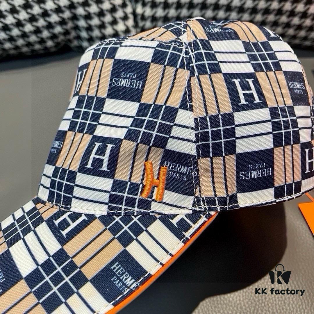 692fb91199f2d84055c8789c Box and cloth bag included, HERMÈS (Hermès) new original order baseball cap with H embroidery checkered design, genuine leather mold custom-made, original breathable canvas fabric + top-layer cowhide, factory fine steel adjustable buckle, exquisite craftsmanship, stylish and handsome with outstanding quality!