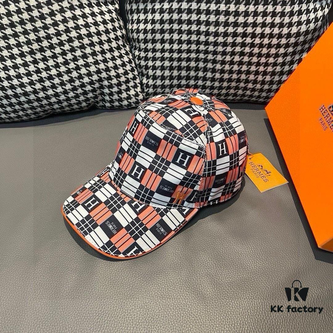 692fb95099f2d84055c878e7 Box and cloth bag included, HERMÈS (Hermès) new original order baseball cap with H embroidered checkered design, genuine mold custom-made, original breathable canvas fabric with top-layer cowhide, authentic factory stainless steel adjustable buckle, exquisite craftsmanship, stylish and handsome, outstanding quality!
