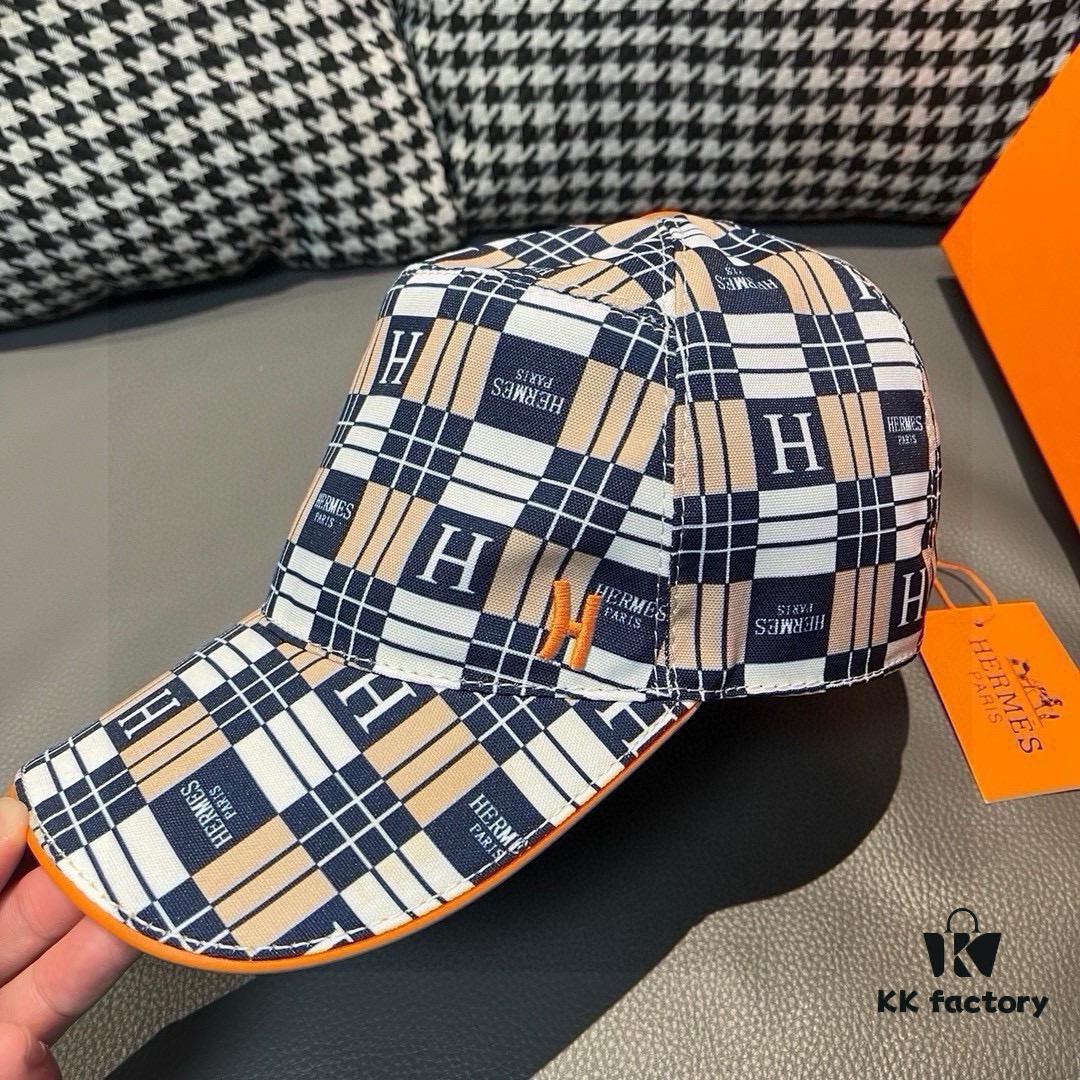 692fb96799f2d84055c878f8 Box and cloth bag included, HERMÈS (Hermès) new original order baseball cap with H embroidery checkered design, genuine mold custom-made, authentic breathable canvas fabric combined with top-layer cowhide, original factory stainless steel adjustable buckle, exquisite craftsmanship, stylish and handsome with outstanding quality!