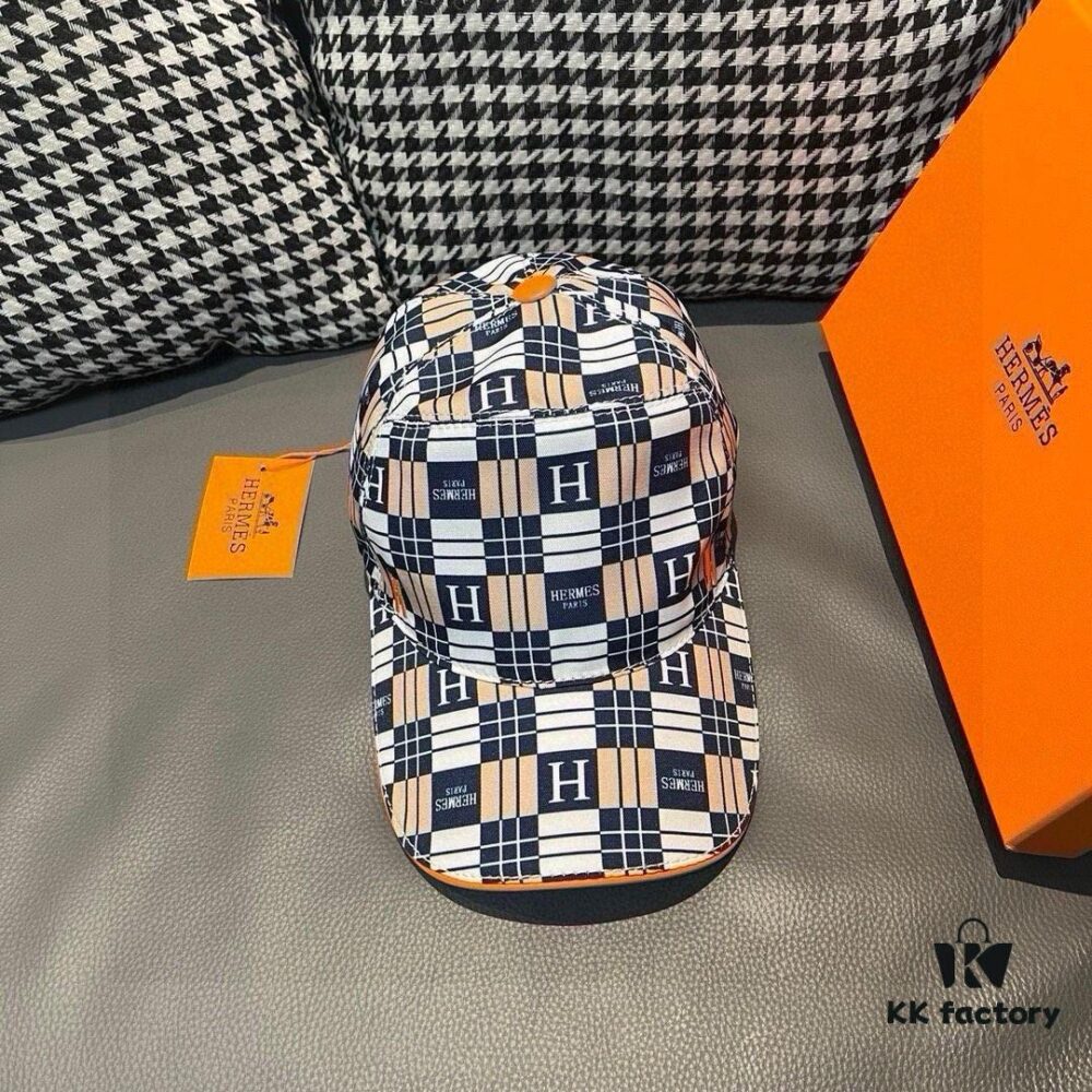 Box and cloth bag included, HERMÈS (Hermès) new original order baseball cap with H embroidery checkered design, genuine mold custom-made, authentic breathable canvas fabric combined with top-layer cowhide, original factory stainless steel adjustable buckle, exquisite craftsmanship, stylish and handsome with outstanding quality!