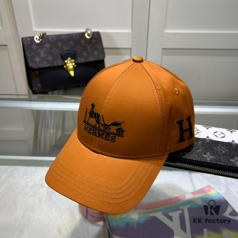 692fb99499f2d84055c87922 Hermes Limited Edition Embroidered Baseball Cap with Dust Bag, Official Website Original Lining, High Version, Breathable and Comfortable, Ultra-high Sun Protection, Elegant and Stylish