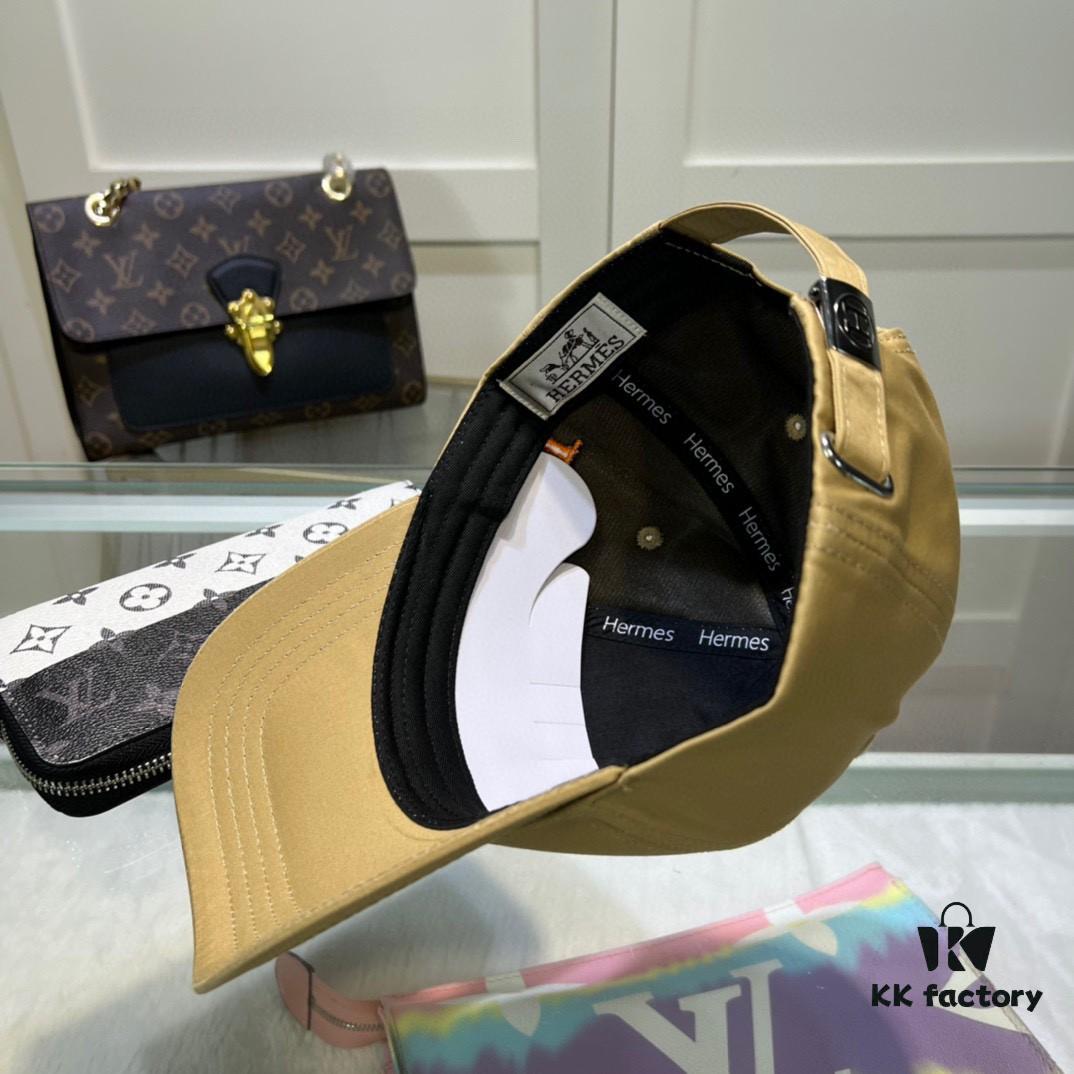 692fb99799f2d84055c87925 Hermes Limited Edition Embroidered Baseball Cap with Dust Bag, Official Website Original Lining, High Version, Breathable and Comfortable, Ultra-high Sun Protection, Elegant and Stylish