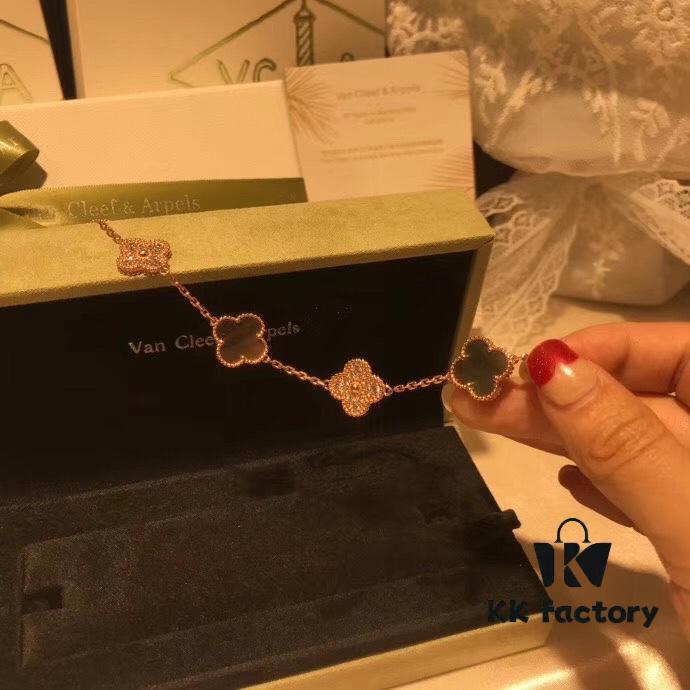 692fbe1199f2d84055c87e06 【🍀VCA New Arrival】VCA Overseas Points Gift Five-Petal Gray Mother-of-Pearl Bracelet, Natural Gray Shell Inlaid with Sparkling Brilliant Crystals ✨, 925 Sterling Silver + 18K Real Gold Plated Bracelet, Adjustable Length: 19cm, Complete Gift Box Packaging with Scan Code, NOT FOR SALE