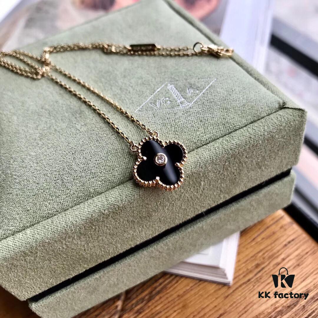 692fbe3699f2d84055c87e40 Van Cleef & Arpels Clover Diamond Necklace in Silver Version
