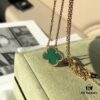Malachite, symbolizing 'a happy wife,' displays rich green and emerald luster, a noble stone with deep green hues and distinctive banded patterns of varying shades — a unique beauty unmatched by any other gemstone. Even slices from the same stone exhibit different patterns, making imitations rare and endowing it with an elegant, one-of-a-kind charm. In Europe, it is believed that wearing malachite protects the wearer from threats of death. In Van Cleef & Arpels' Vintage Alhambra collection, the enchanting allure of malachite is captured within elegant golden four-leaf clover motifs, evoking the fragrance of grass and the freshness of morning dew, as if emerging from a lush forest — an essential for goddesses.