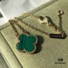 Malachite, symbolizing 'a happy wife,' displays rich green and emerald luster, a noble stone with deep green hues and distinctive banded patterns of varying shades — a unique beauty unmatched by any other gemstone. Even slices from the same stone exhibit different patterns, making imitations rare and endowing it with an elegant, one-of-a-kind charm. In Europe, it is believed that wearing malachite protects the wearer from threats of death. In Van Cleef & Arpels' Vintage Alhambra collection, the enchanting allure of malachite is captured within elegant golden four-leaf clover motifs, evoking the fragrance of grass and the freshness of morning dew, as if emerging from a lush forest — an essential for goddesses.