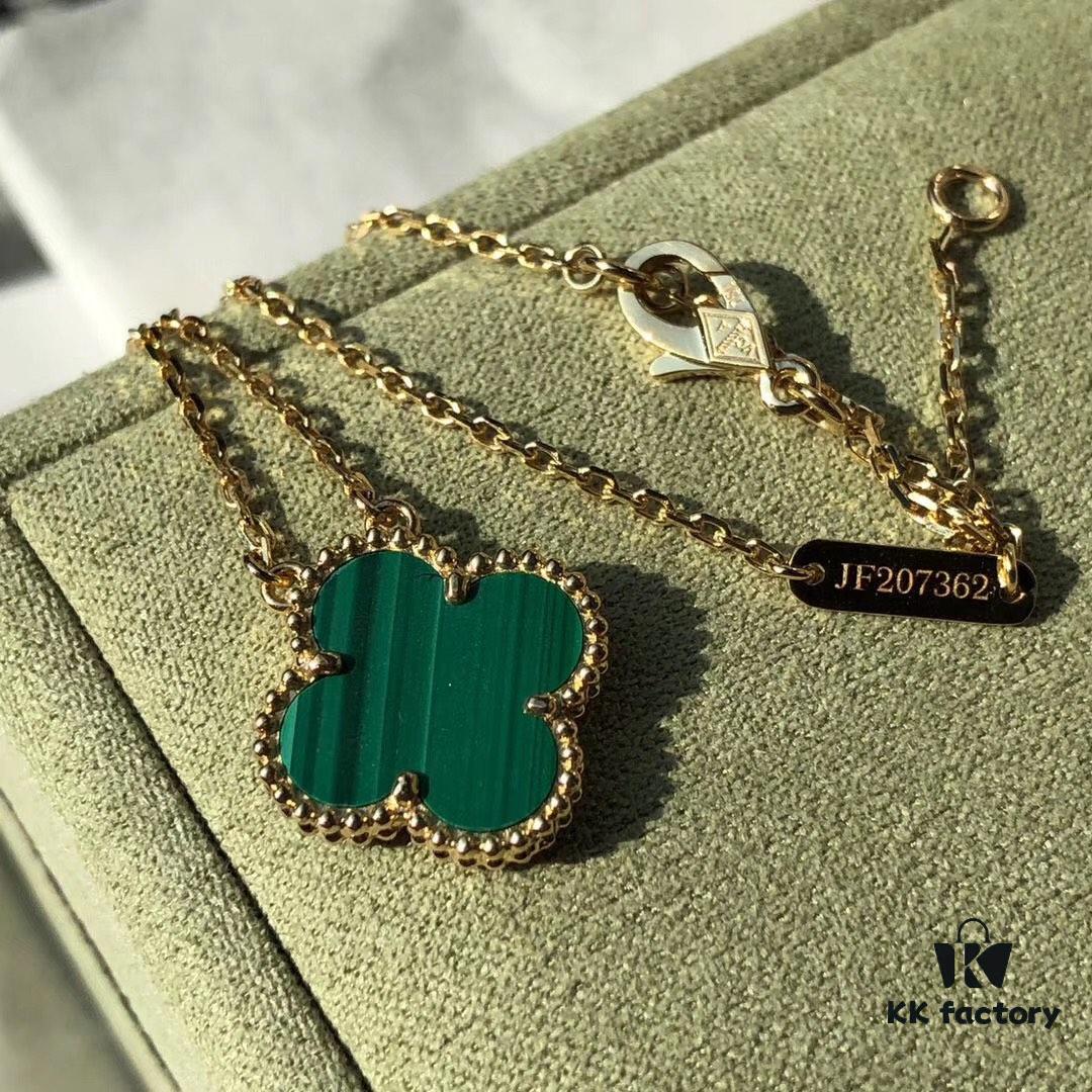 Malachite, symbolizing 'a happy wife,' displays rich green and emerald luster, a noble stone with deep green hues and distinctive banded patterns of varying shades — a unique beauty unmatched by any other gemstone. Even slices from the same stone exhibit different patterns, making imitations rare and endowing it with an elegant, one-of-a-kind charm. In Europe, it is believed that wearing malachite protects the wearer from threats of death. In Van Cleef & Arpels' Vintage Alhambra collection, the enchanting allure of malachite is captured within elegant golden four-leaf clover motifs, evoking the fragrance of grass and the freshness of morning dew, as if emerging from a lush forest — an essential for goddesses.