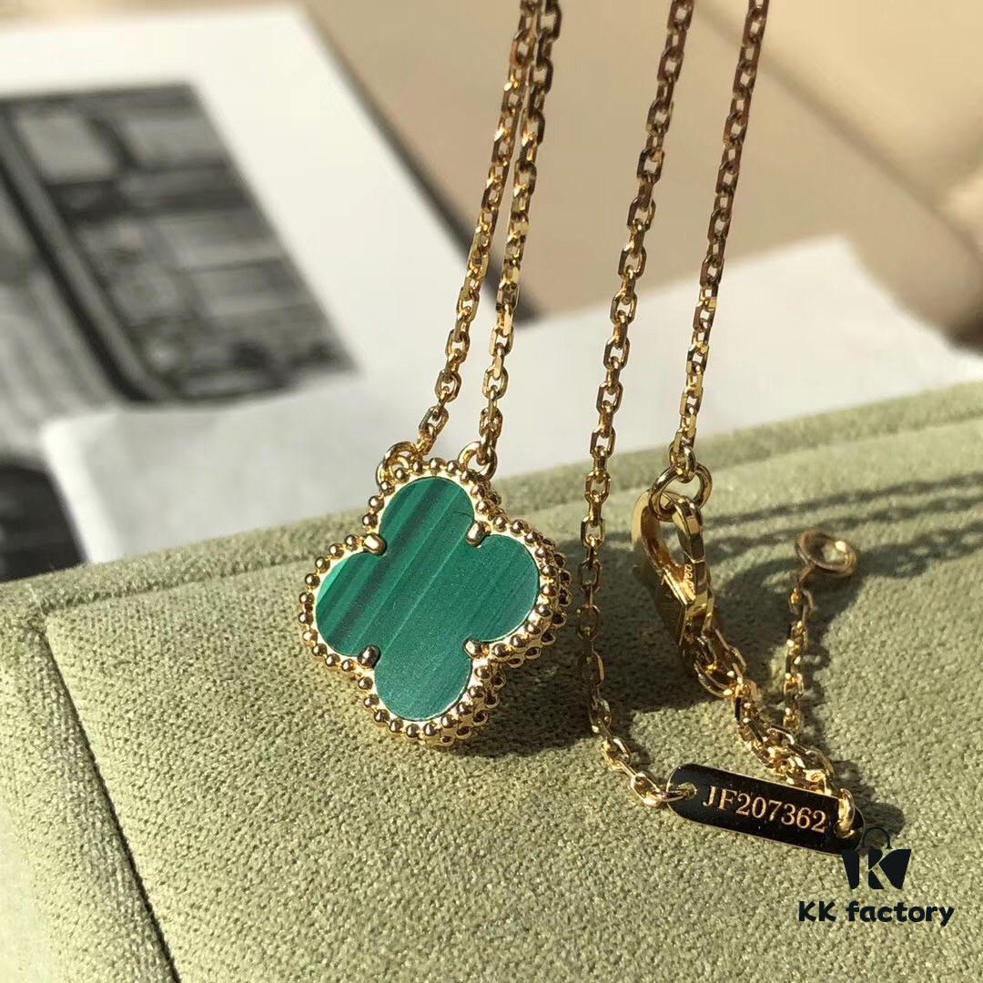 Malachite, symbolizing 'a happy wife,' displays rich green and emerald luster, a noble stone with deep green hues and distinctive banded patterns of varying shades — a unique beauty unmatched by any other gemstone. Even slices from the same stone exhibit different patterns, making imitations rare and endowing it with an elegant, one-of-a-kind charm. In Europe, it is believed that wearing malachite protects the wearer from threats of death. In Van Cleef & Arpels' Vintage Alhambra collection, the enchanting allure of malachite is captured within elegant golden four-leaf clover motifs, evoking the fragrance of grass and the freshness of morning dew, as if emerging from a lush forest — an essential for goddesses.