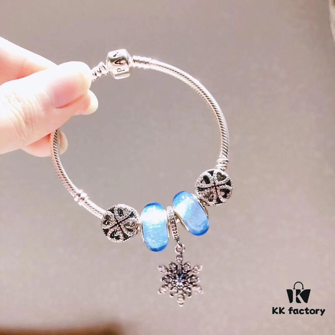 692fbf5f99f2d84055c8801a Pandora Night Glow Ice Blue Blue Snowflake New Arrival! Made with counter materials, perfectly crafted one-to-one, quality comparable to official store products! Ice blue night glow glass, sparkling diamond-cut openwork clover, blue vibrant snowflake pendant. S925 silver comes with official packaging!
