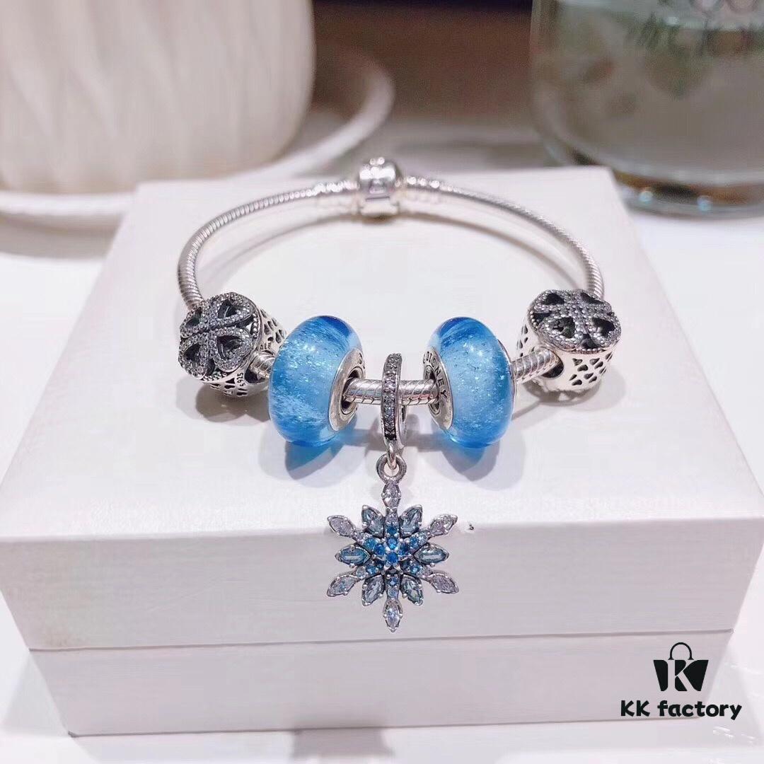 692fbf5f99f2d84055c8801b Pandora Night Glow Ice Blue Blue Snowflake New Arrival! Made with counter materials, perfectly crafted one-to-one, quality comparable to official store products! Ice blue night glow glass, sparkling diamond-cut openwork clover, blue vibrant snowflake pendant. S925 silver comes with official packaging!