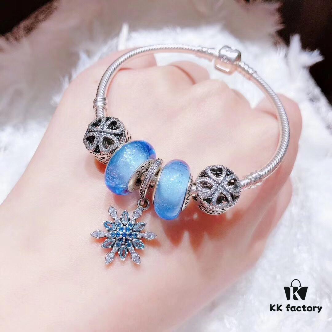 692fbf6099f2d84055c8801d Pandora Night Glow Ice Blue Blue Snowflake New Arrival! Made with counter materials, perfectly crafted one-to-one, quality comparable to official store products! Ice blue night glow glass, sparkling diamond-cut openwork clover, blue vibrant snowflake pendant. S925 silver comes with official packaging!