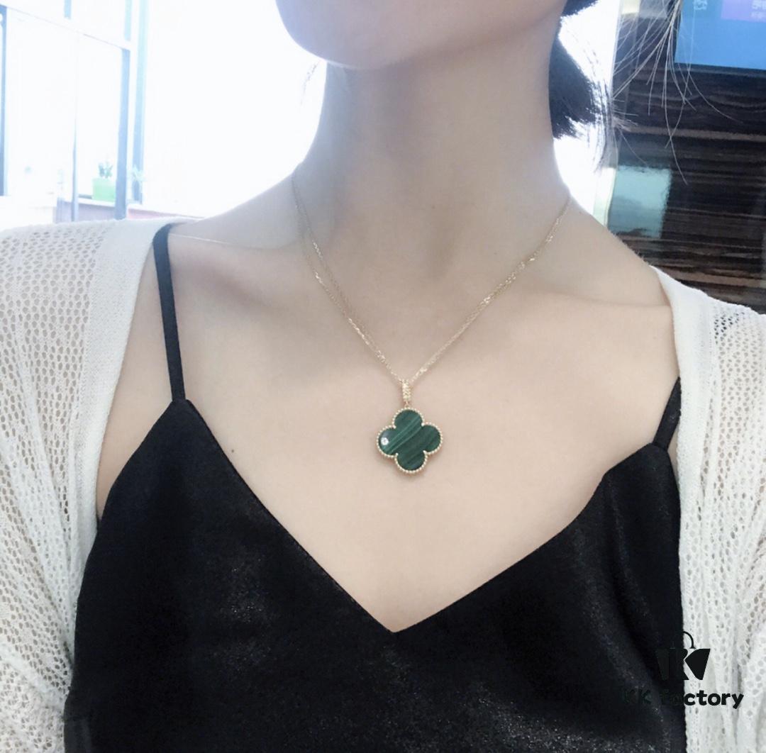 Large Clover Knit Necklace – A Must-Have for Winter, Versatile and Elegant!