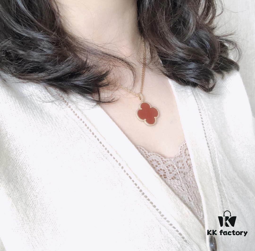 Large Clover Knit Necklace – A Must-Have for Winter, Versatile and Elegant!