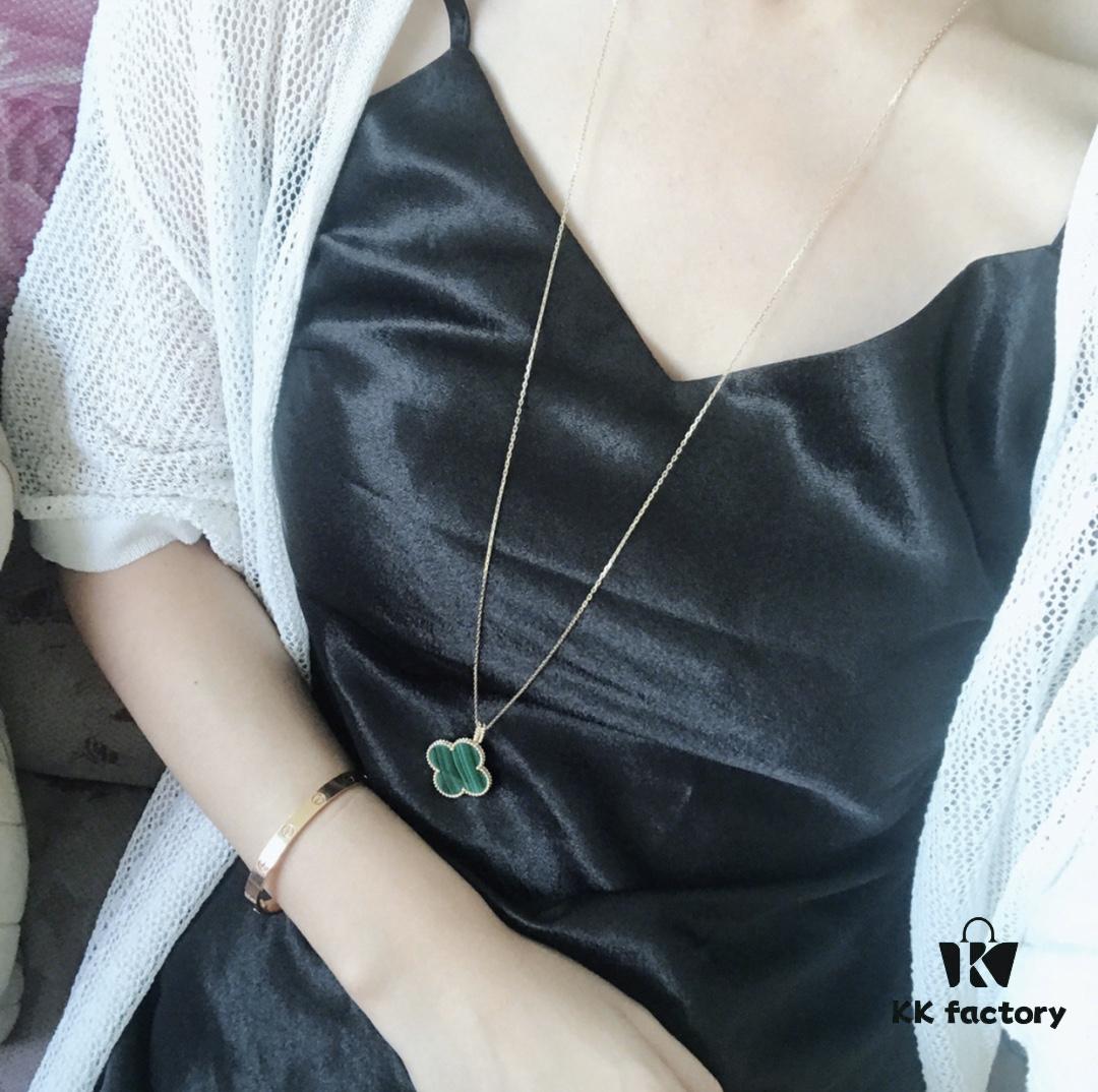 Large Clover Knit Necklace – A Must-Have for Winter, Versatile and Elegant!