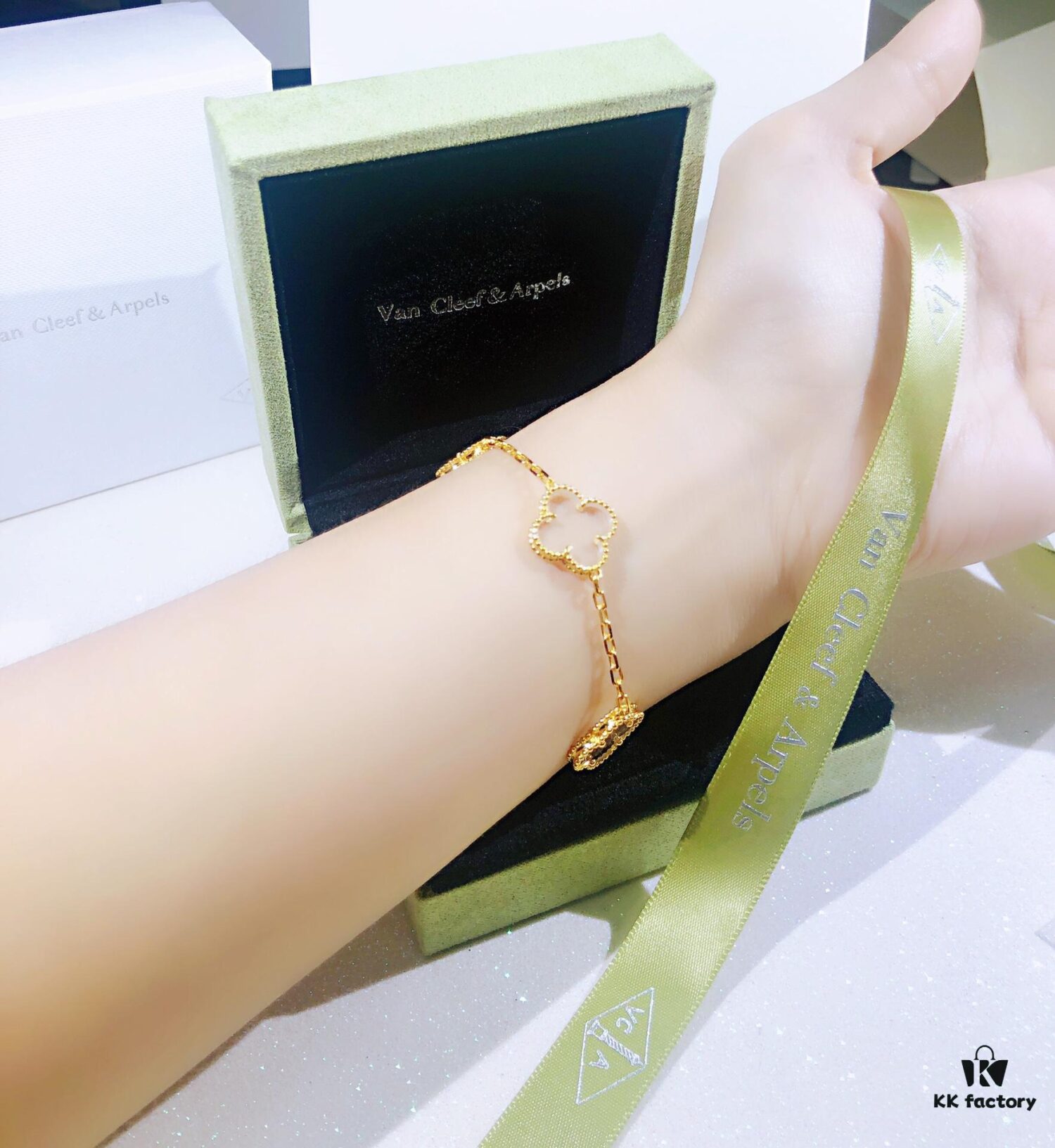 692fc01399f2d84055c88125 New Arrival Transparent White Shell Heart ❗️ Gold-Tone Chain. Authentic Purchased Genuine Item, Original Rhombus Clasp ❗️ Highest Quality Van Cleef & Arpels VCA Alhambra Clover 🍀 Five Motif Bracelet Made of High-End Custom 925 Sterling Silver with Thick Gold Plating, High-Definition Engraving, Latest Store Model with Authentic Rhombus ◇ Clasp