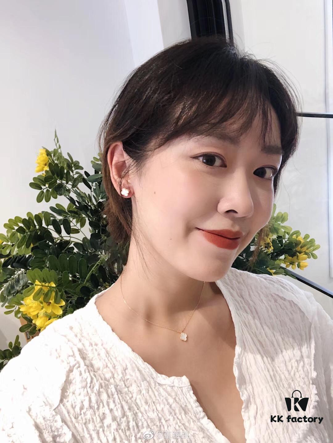 692fc14999f2d84055c88328 VCA Mini Single Flower Necklace, Original Precision Craftsmanship with Natural Stones